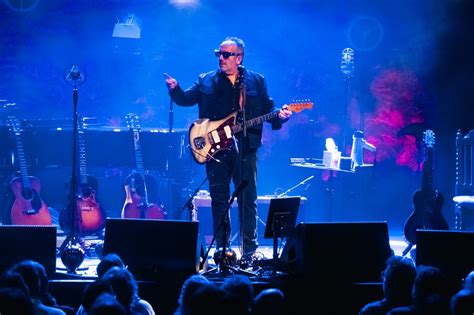  Elvis Costello Koncert w Warszawie: Niezapomniana Noc z Brytyjskim Mistrzem Sarkazmu!