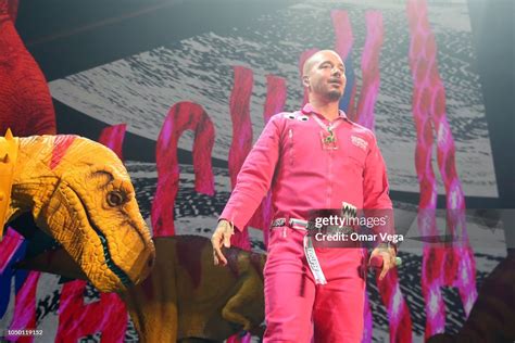 J Balvin's 'Vibras' Tour: A Colombian Fiesta of Music and Mayhem!